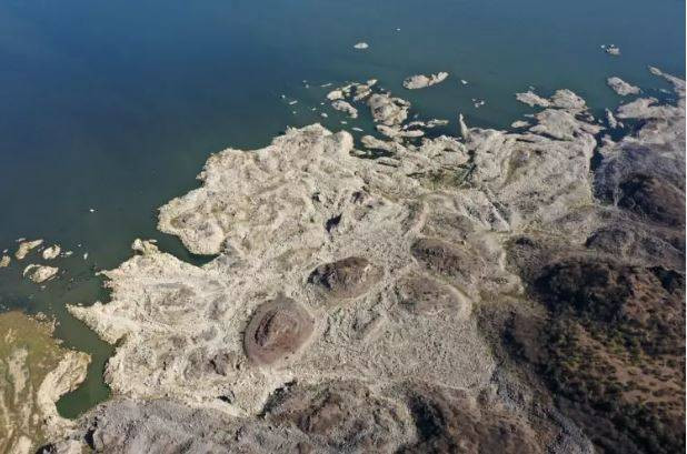 16 bin yıl önce püskürdü Demirköprü Barajı’nın suyu çekilince göründü. Kara olan rengi beyaza döndü - Resim: 16